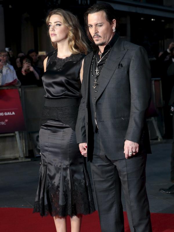   Johnny Depp (kanan) dan istri Amber Heard berpose saat menghadiri pemutaran perdana film 