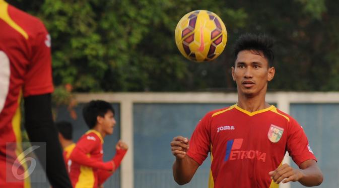 Pemain belakang Mitra Kukar, Zulkifli Syukur menyundul bola saat berlatih di Stadion Bea Cukai, Jakarta, Senin (12/10/2015). Mitra Kukar akan menghadapi Arema Cronus di perebutan tempat ketiga Piala Presiden 2015. (Liputan6.com/Helmi Fithriansyah)