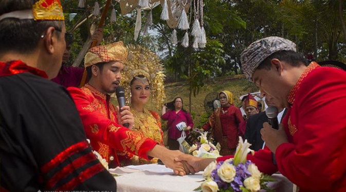 Mario Irwinsyah saat ijab qobul, sementara  Ratu Anandita mengikuti dengan seksama. (Instagram @marioirwinsyah)