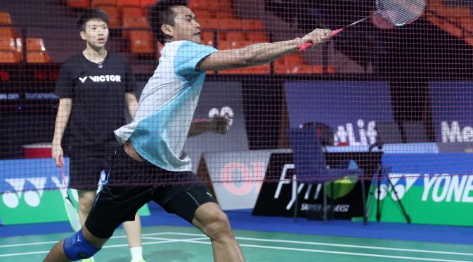 Ganda campuran Indonesia Tontowi Ahmad/Liliyana Natsir tengah mencoba lapangan di Odense Sportd Park, Odense, Senin (12/10/2015), jelang Denmark Open Super Series Premier 2015. (Liputan6.com/Humas PP PBSI)