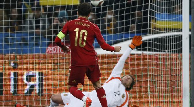 Tendangan penalti pemain Spanyol Cesc Fabregas digagalkan kiper Ukraina  Andriy Pyatov dalam lanjutan kualifikasi Piala Eropa 2016 Grup C, Selasa (13/10/2015). (Liputan6.com/REUTERS/Gleb Garanich)