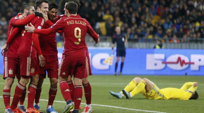 Para pemain Spanyol merayakan gol Mario Gaspar ke gawang Ukraina dalam lanjutan kualifikasi Piala Eropa 2016 Grup C, Selasa (13/10/2015). (Liputan6.com/REUTERS/Valentyn Ogirenko)