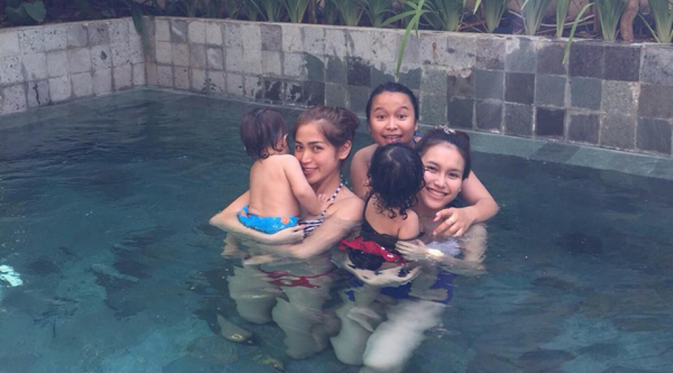 Jessica Iskandar dan Ayu Ting Ting liburan ke Bali [foto: instagram/jedarcantik]