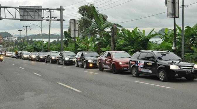 Lebih dari 35 kendaraaan anggota komunitas CEO melaju memacu buayanya, sebutan untuk mobil estate dan optra,