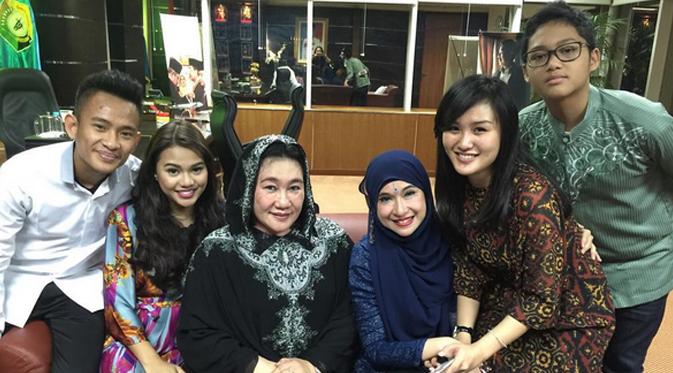 Aurel Hermansyah bersama dengan keluarga pacar barunya, Radhan Nur Alam. (foto: instagram.com/giona.nuralam)