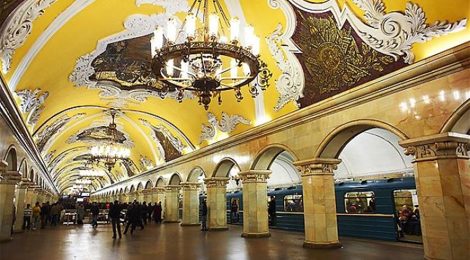 Stasiun Komsomolskaya, Rusia. | via: telegraph.co.uk