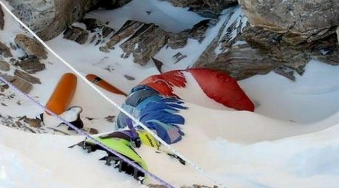 Green boots di Everest. | via: imgur.com