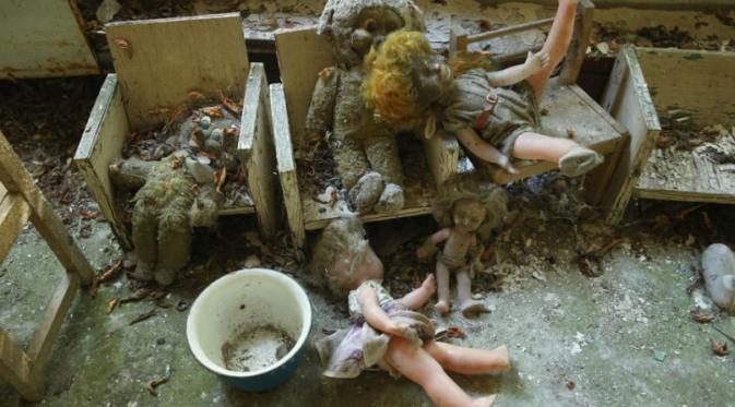 Boneka yang ditinggalkan di salah satu rumah di Pripyat, Chernobyl, Ukraina. | via: Getty Images