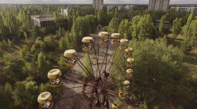 Bianglala yang sudah dipenuhi oleh jajaran pohon di Pripyat, Chernobyl, Ukraina. | via: Getty Images