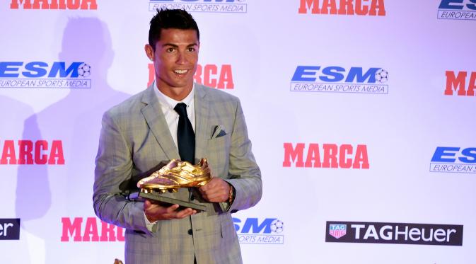Cristiano Ronaldo saat menerima sepatu emas