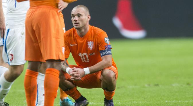 Gelandang  Belanda Wesley Sneijder tampak lesu setelah mengetahui timnya kalah dan gagal lolos selama pertandingan Grup A kualifikasi Euro 2016 di Amsterdam, Belanda, Rabu (14/10/2015). Belanda kalah dengan skor  2-3. (REUTERS/Toussaint Kluiters)