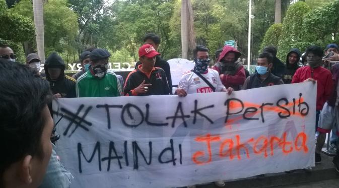 The Jakmania berdemo di depan Hotel Century menuntut agar bobotoh tidak diizinkan datang ke Jakarta (Windi Wicaksono/Liputan6.com)