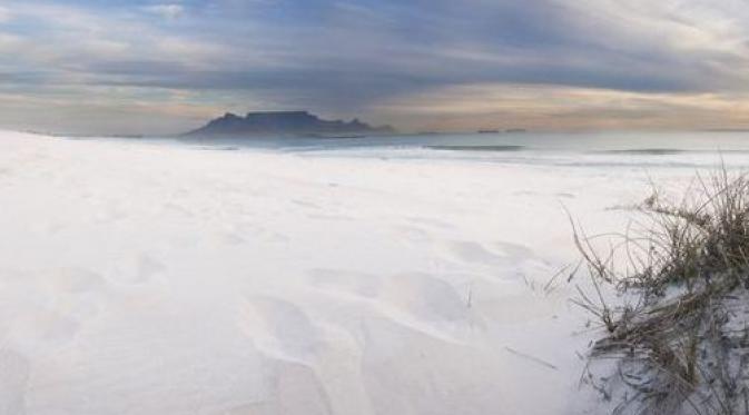 Gunung Table yang terlihat di kejauhan dengan balutan pasir dan laut, Afrika Selatan. | via: My Shot/Santjie Viljoen
