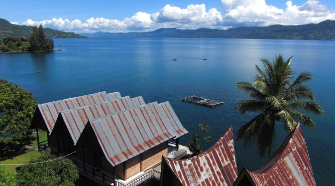 Pemandangan Danau Toba dari pulau Samosir. | via: mentaritravelservices.com