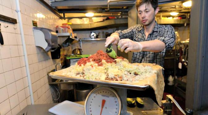 Pengusaha restoran Mexico ini menawarkan sebagian kepemilikan usaha restorannya kepada peminat yang mampu menghabiskan burrito raksasa. (New York Daily News)