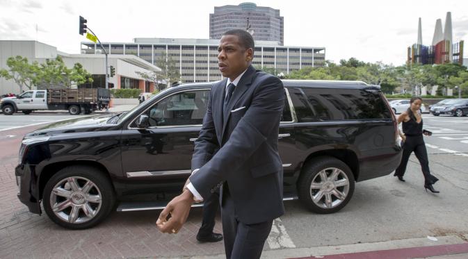 Penyanyi rap, Jay Z tiba di pengadilan Los Angeles untuk menjadi saksi kasus gugatan hak cipta atas lagu hitnya yang populer pada 1999, Big Pimpin, California, Rabu (14/10/2015). (REUTERS / Mario Anzuoni)