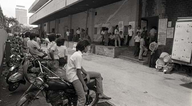 Sebelum menjamur seperti sekarang ini, dahulu pusat perbelanjaan di Indonesia hanya ada satu, Sarinah.
