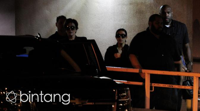 Kris Jenner dan Kim Kardashian meninggalkan rumah sakit tempat Lamar Odom dirawat (AFP/Bintang.com)