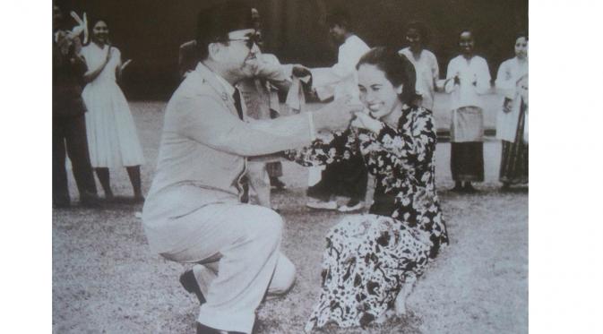 Istri keempat Presiden Soekarno, Hartini, diketahui memiliki selera berpakaian kebaya ala Sarinah yang sederhana. 