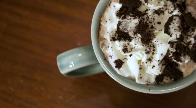 Oreo Hot Chocolate: tambahkan remah-remah Oreo setelah whipped cream. (Via: spoonuniversity.com)