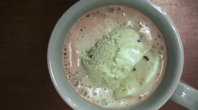 Mint Chip Hot Chocolate: Celupkan satu es krim mint cokelat di atasnya. (Via: spoonuniversity.com)