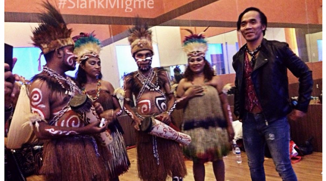 Kaka Slank dan para penari Tifa Papua. (dok. Migme)