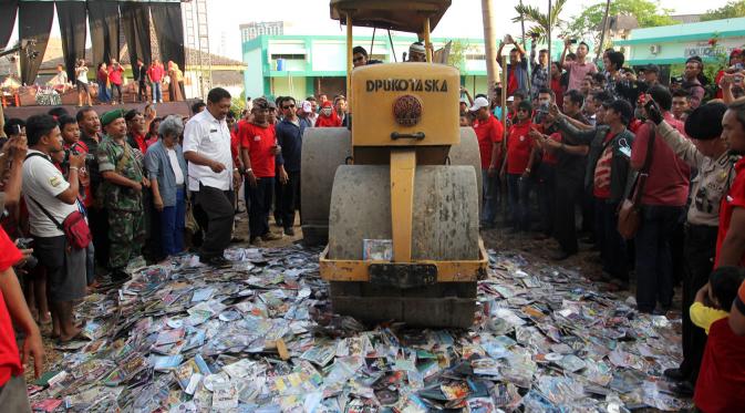 Rhoma Irama melindas CD/DVD bajakan dalam kampanye anti pembajakan di Solo, Jawa Tengah. [Foto: Reza Kuncoro/Liputan6.com]