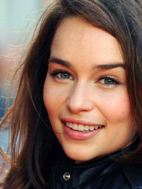 22 Fakta Emilia Clarke, Sang Sexiest Woman Alive (via techinsider.io)