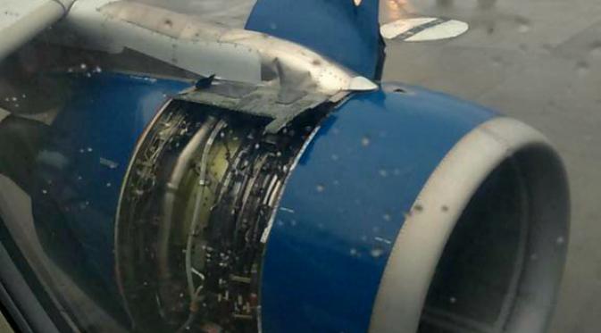 Seorang penumpang cemas melihat tutup mesin pesawat terbang yang ditumpanginya terlepas ketika pesawat sedang lepas landas. (@rodrigoentren)
