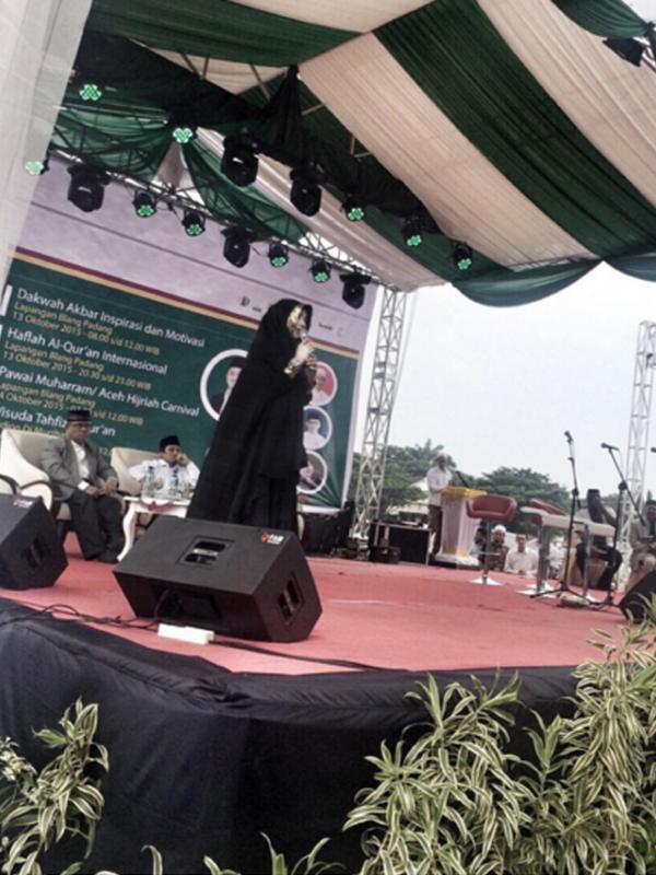 Sarah Vi saat menghadiri sebuah acara peringatan Tahun Baru Islam di Lapangan Blang Padang, Banda Aceh. (via Instagram.com)