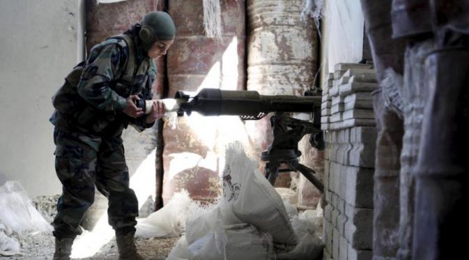 Jaga Garis Pertahanan, Para Tentara Suriah Ini Punya Rupa Cantik. | via: Reuters