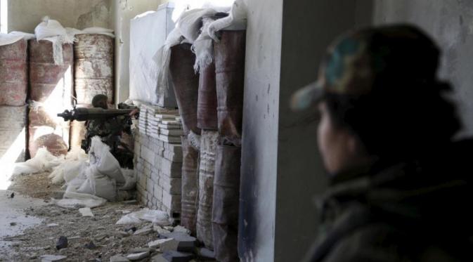 Jaga Garis Pertahanan, Para Tentara Suriah Ini Punya Rupa Cantik. | via: Reuters