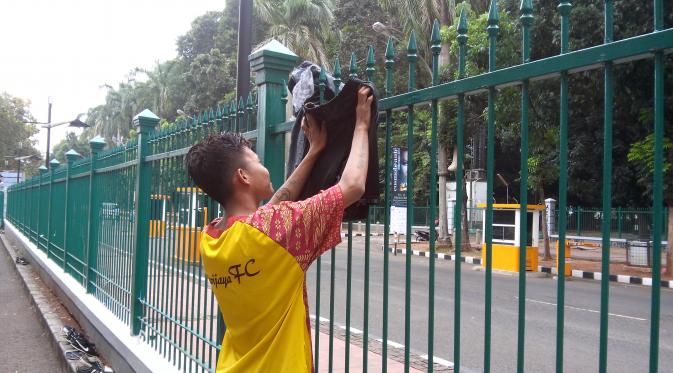 Fan Sriwijaya FC menjemur pakaian di Hall Basket Senayan