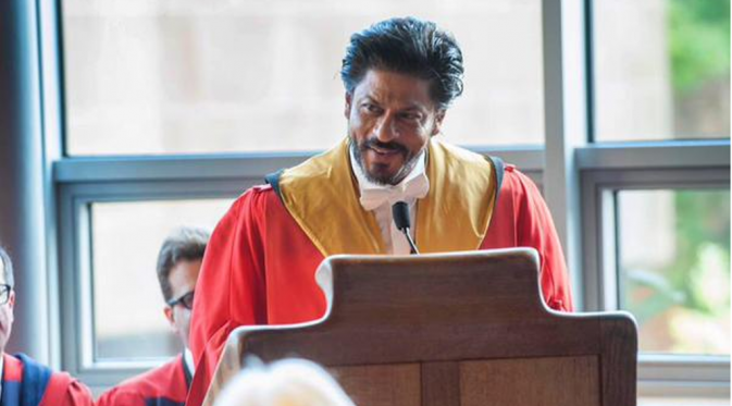 Shah Rukh Khan memberikan pidato di Universitas Edinburgh [foto: twitter/SRKuniverse]
