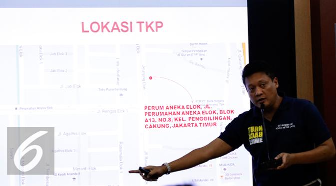Direskrimum Polda Metro Jaya Kombes Krishna Murti menjelaskan mengungkapkan kasus pembunuhan keji yang menewaskan Ibu dan anak di Penggilingan, Cakung, Jakarta Timur, Jumat (16/10/2015). (Liputan6.com/Yoppy Renato)