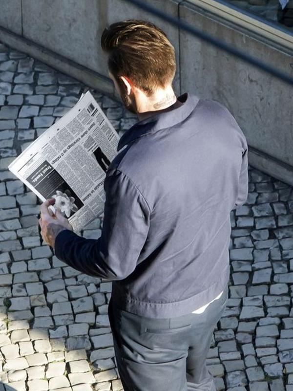 David Beckham membaca koran terbalik. (foto: mirror.co.uk)