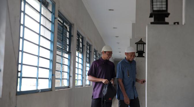 M. Ridwan (kiri) dan Supardi saat pulang dari sholat jumat di Mess Persib sebelum berangkat ke Jakarta, Jumat (16/10/2015). (Bola.com/Vitalis Yogi Trisna)