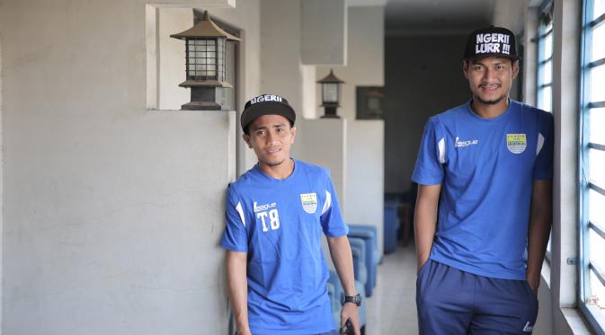 Gaya Taufiq (kiri) dan Abdulrahman di Mess Persib sebelum berangkat ke Jakarta, Jumat (16/10/2015). (Bola.com/Vitalis Yogi Trisna)