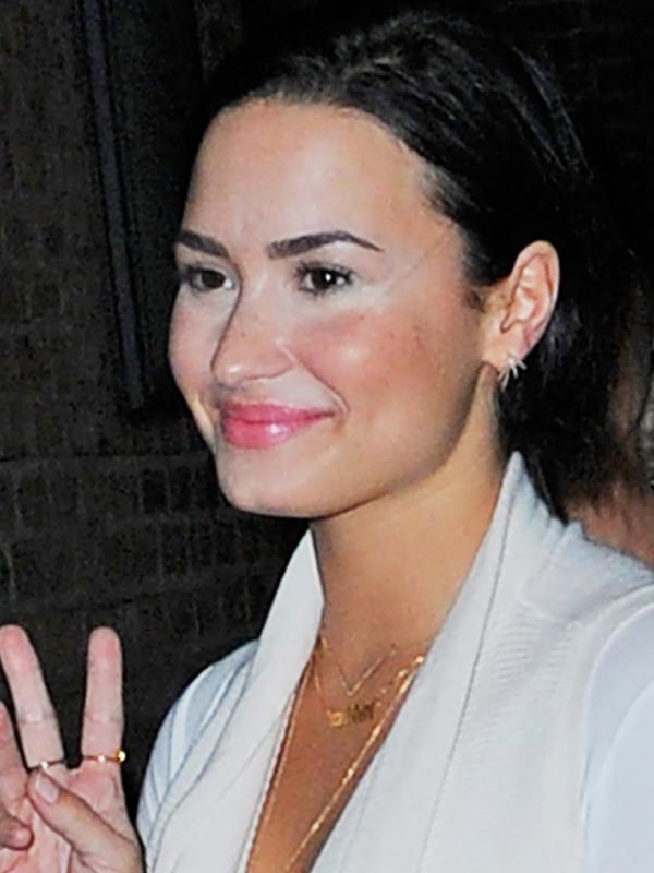 Demi Lovato tampil ke publik dengan wajah cemong. (foto: eonline)