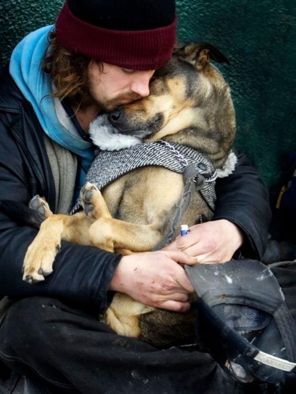 Foto ini adalah sebuah ilustrasi dari ribuan kisah; seekor anjing setia menemani majikannya meski mereka sudah tinggal di jalanan. (Via: dogwithblog.in)