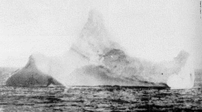 Foto gunung es yang tenggelamkan kapal Titanic (U.S. Coast Guard)