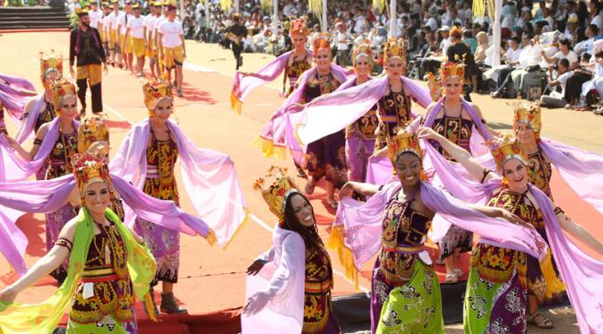 Warga negara asing ikut memeriahkan acara Banyuwangi Ethno Carnival. [Foto: Dian Kurniawan/Liputan6.com]