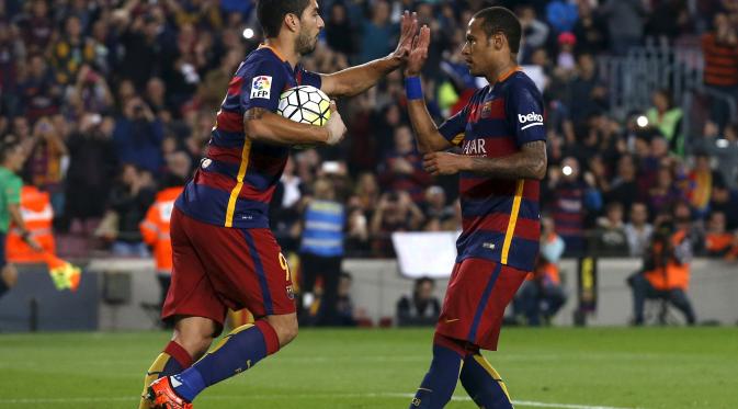 Luis Suarez dan Neymar rayakan gol untuk Barcelona (REUTERS/Albert Gea)