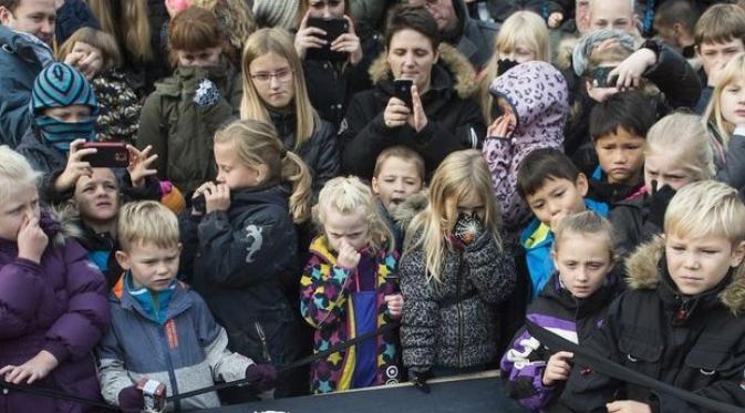 Sebagian besar pengunjung menutup hidung selama pembedahan singa di Kebun Binatang Odense, Denmark. | via: Getty Images/Claus Fisker