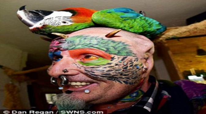 Richards telah melakukan ratusan tato dan puluhan tindikan serta modifikasi lainnya agar terlhiat persis seperti burung kesayangannya. (Daily Mail)