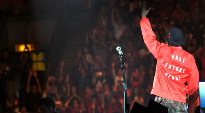 Gleen Fredly menyapa penggemarnya saat tampil di konser Menanti Arah di Istora Senayan, Jakarta, Sabtu (17/10/2015). Glenn membagi perjalanan berkariernya selama 20 tahun kepada para penonton. (Liputan6.com/Faisal R Syam)
