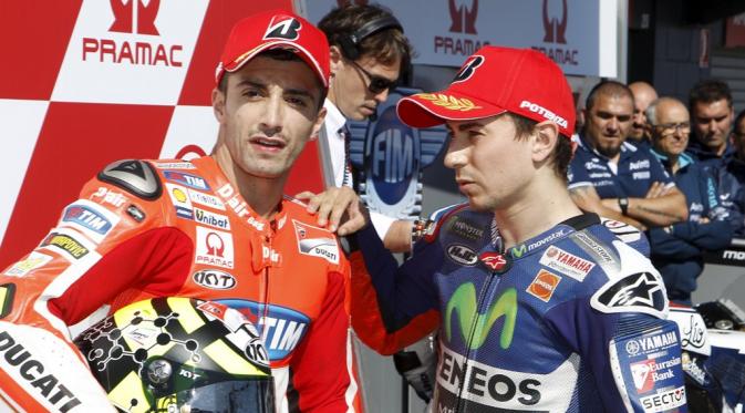 Andrea Iannone (kiri) bersama Jorge Lorenzo