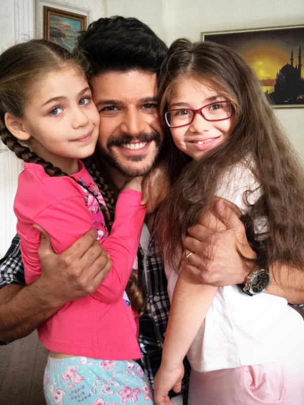 Emre Kivilcim dan para pemain Elif Season 2. Foto: Instagram (@emre.kvlcm)