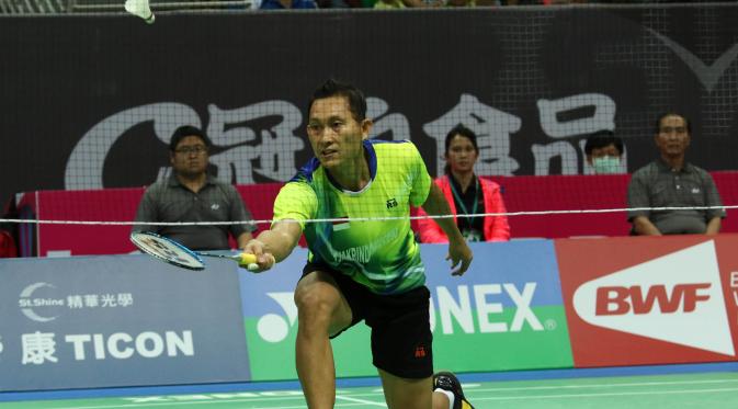 Tunggal putra Indonesia Sony Dwi Kuncoro mengembalikan bola pukulan pebulu tangkis Taiwan, Wang Tzu Wei, di final Chinese Taipei Open Grand Prix 2015, Minggu (18/10/2015). (Liputan6.com/Humas PP PBSI)