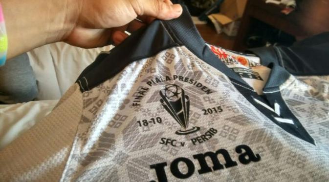 Inilah jersey yang akan dikenakan Dian Agus Prasetyo di final Piala Presiden 2015. (Bola.com/Nicklas Hanoatubun)